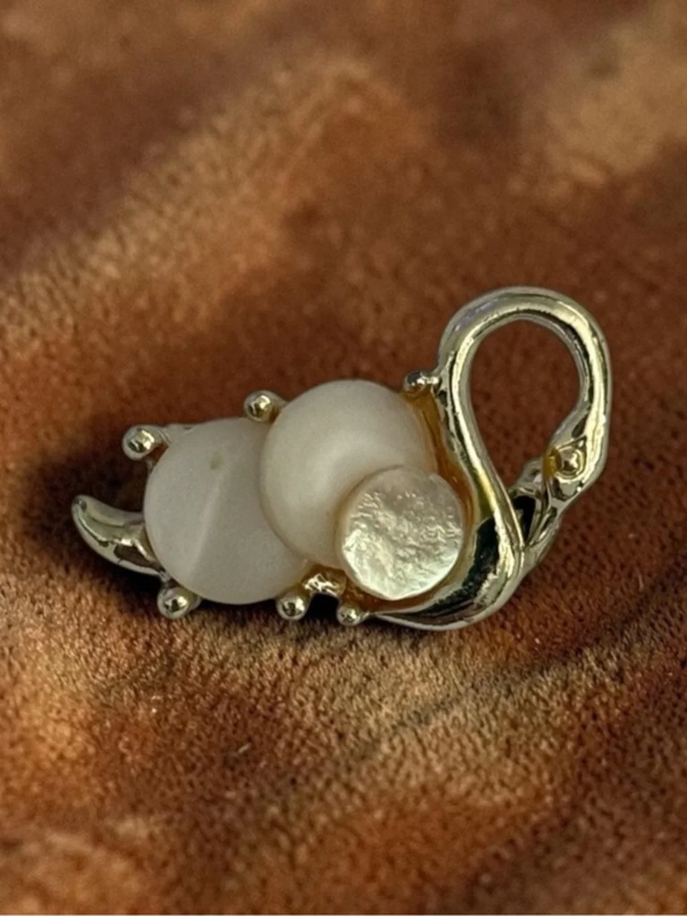 🫶🏻 Gold-Tone Swan Mother of Pearl Pin